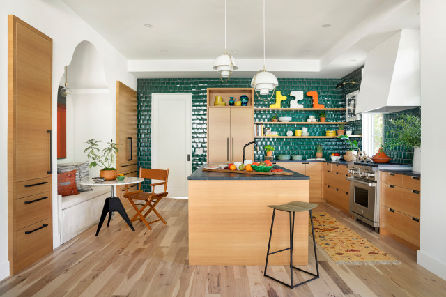 Rak kayu yang menarik untuk tempat hiasan dapur