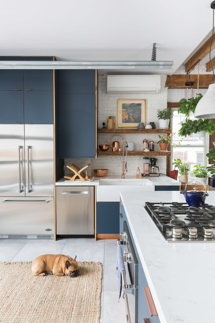 Perpaduan rose gold dan segarnya warna hijau di area dapur