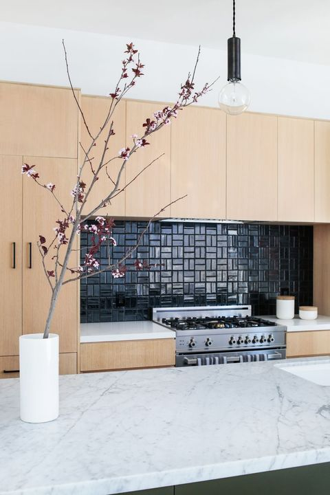 Desain yang simpel pada kitchen set dengan tipe flat-panel berwarna cokelat ini sangat cocok diberikan untuk dapur anda dengan tema minimalis. Lalu berikan aksen keramik berwarna hitam untuk bagian tengah dinding dapur