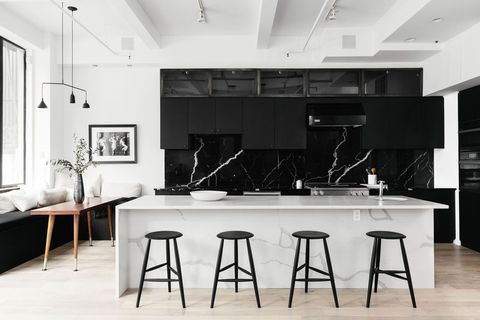 Kombinasi warna hitam putih memang cocok untuk dapur modern anda. Dan agar dapur terlihat lebih keren lagi, berikan material batu marmer untuk sebagian area dinding dapur dan juga meja dapur dengan warna senada