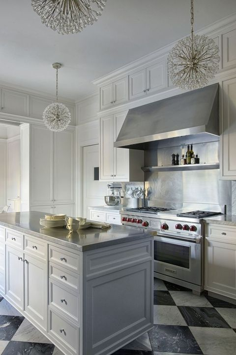 Untuk anda yang suka dengan desain dapur minimalis yang tidak banyak ornamen di sana-sini, berikan saja lampu gantung dengan desain unik seperti contoh di bawah ini. Dijamin, area dapur tidak akan terlihat monoton atau membosankan lagi