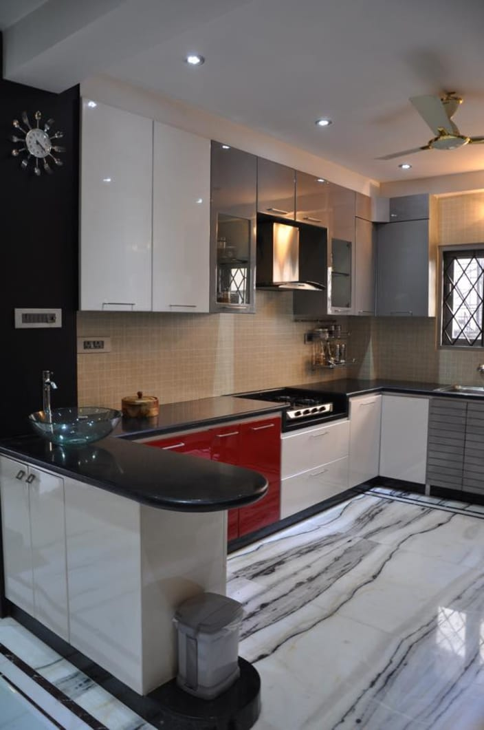 Untuk dapur modern yang minim hiasan atau ornamen, anda dapat mengalihkan perhatian dengan memberikan material batu marmer cantik berwarna abu-abu hitam untuk area lantai. Dijamin penampilan dapur akan jauh lebih indah