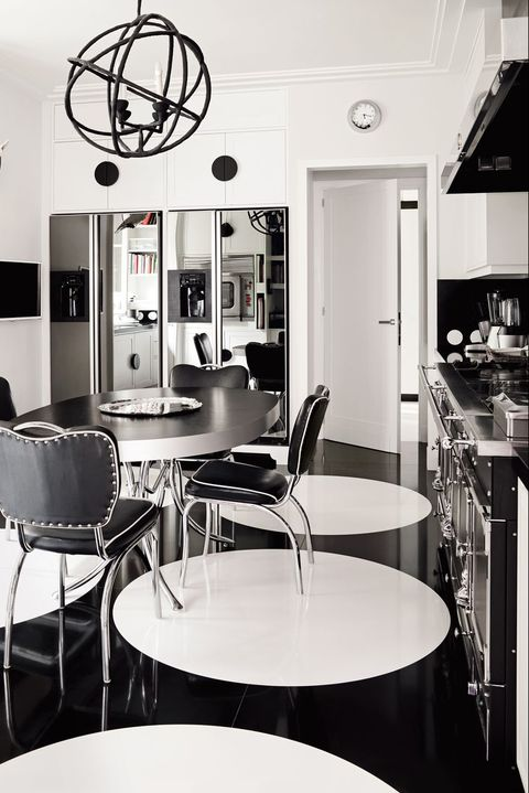 Warna kromatik memang menarik, terlebih bagi anda yang ingin dapurnya terlihat modern. Pemilihan kursi dan perabotan dengan warna krom membuat anda tidak perlu menambahkan ornamen atau hiasan yang berlebihan. Beri warna hitam putih juga untuk lantai dapur