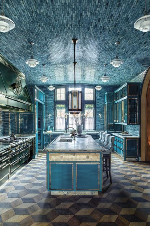 Warna netral mungkin banyak dipilih orang untuk warna dominasi area dapur mereka, namun tidak ada salahnya memilih warna biru yang indah sebagai warna dasar ruang dapur anda agar terlihat lebih indah