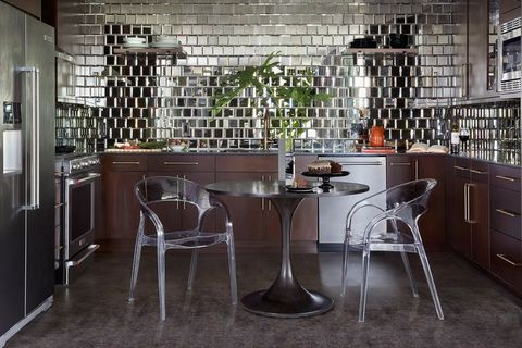 Untuk membuat penampilan dapur lebih keren dan berbeda namun tanpa hiasan yang banyak, anda dapat mengaplikasikan kaca pada sebagian dinding dapur. Dengan aksen ini, anda tidak perlu menambahkan ornamen selain vas bunga lagi