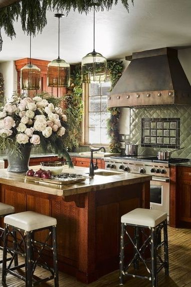 Buat suasana dapur terlihat lebih segar dan menarik dengan menambahkan tanaman hias yang berwarna hijau di sekitar area jendela. Tidak lupa juga isi vas anda dengan bunga mawar segar supaya dapur nampak lebih hidup dan anda tidak bosan berada di dapur