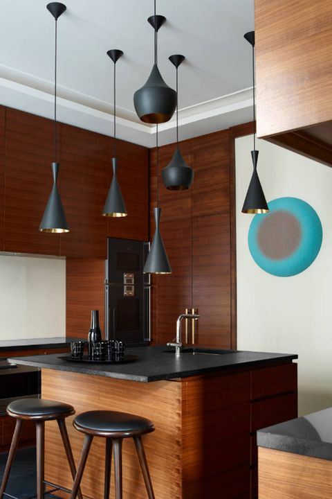 Aksen kayu dengan warna cokelatnya yang netral bisa dipadukan dengan berbagai warna, salah satunya adalah warna hitam. Dengan finishing matte pada countertop, dapur anda dapat terlihat lebih modern dan cantik. Tidak lupa beberapa lampu gantung dengan warna senada