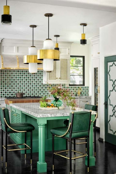 Warna hijau dapat menjadi alternatif selain warna netral untuk dijadikan backsplash di area dapur. Terlebih lagi jika anda memadukan warna tersebut dengan aksen emas yang cantik, dijamin tampilan dapur akan terlihat semakin elegan