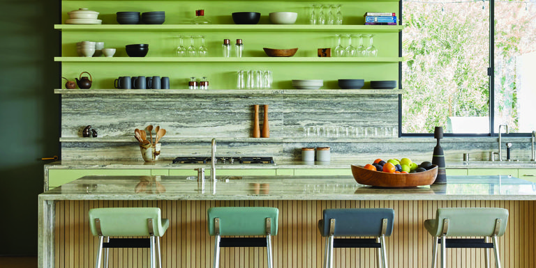Pemilihan warna hijau untuk area dapur bisa membuat dapur terlihat lebih segar. Dan alih-alih menambahkan lemari atas, gantikan dengan rak kayu berwarna senada untuk memajang koleksi gelas, mangkok dan piring yang anda punya