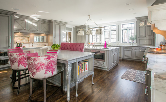 Kombinasi warna pink dan abu-abu yang cantik untuk dapur