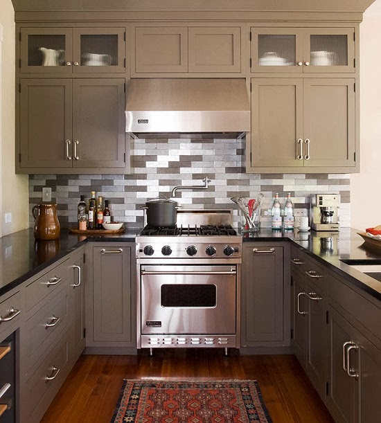 Aksen kayu berwarna cokelat tua pada lantai ini terlihat semakin manis dengan adanya karpet yang dipasang. Tentunya warna warm tone sangat membantu untuk menyeimbangkan warna cool tone abu-abu dari kitchen set