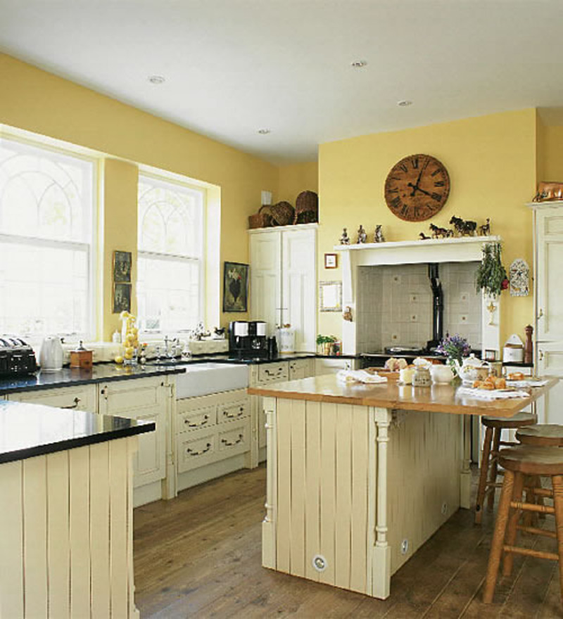 Desain kitchen set yang klasik berwarna kuning dengan aksen metal pada bagian gagang lemari ini sangat pas untuk anda yang dapur impiannya ingin terlihat lebih soft dan elegan. Selain itu penambahan material granit pada countertop juga membuat kitchen set semakin indah