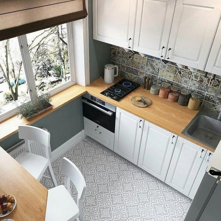 Untuk anda yang tidak suka dengan adanya hiasan atau ornamen di area dapur, anda bisa memberikan sentuhan corak pada bagian dinding dan lantai dapur. Dengan ini dapur tetap bisa terlihat menawan