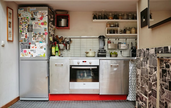 Ada banyak cara untuk mendekor dapur kecil 3x3 anda tanpa harus mengeluarkan uang untuk membeli hiasan tambahan. Caranya adalah dengan memajang koleksi foto anda bersama keluarga di dinding dapur atau pada pintu lemari es