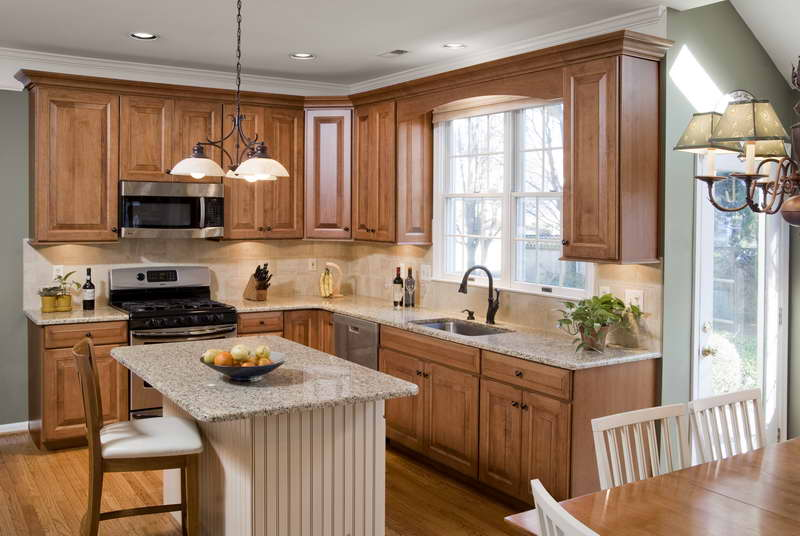 Pemilihan material kayu untuk kitchen set di dapur dengan desain minimalis memang cocok, karena aksen kayu bisa memberikan nuansa hangat sekaligus mempercantik warna dasar netral dari dapur anda