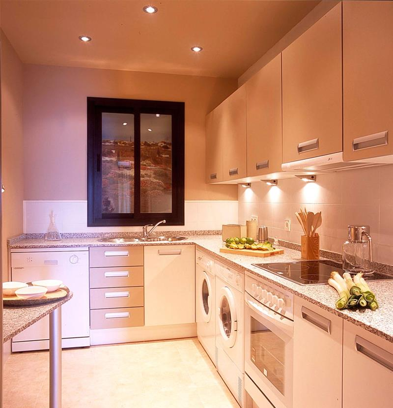 Pencahayaan pada dapur juga perlu dipikirkan, dengan tata cahaya yang menarik seperti di bawah ini, anda bisa mendapatkan efek penampilan dapur yang lebih dramatis dan keren meskipun dapur anda kecil