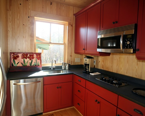 Warna merah yang berani bisa diaplikasikan di kitchen set anda. Dengan adanya warna ini, anda tidak perlu lagi bingung untuk mendekor dapur kecil 3x3 anda karena perhatian seketika akan tertuju pada kitchen set tersebut. Ditambah lagi aksen kayu pada dinding yang cantik