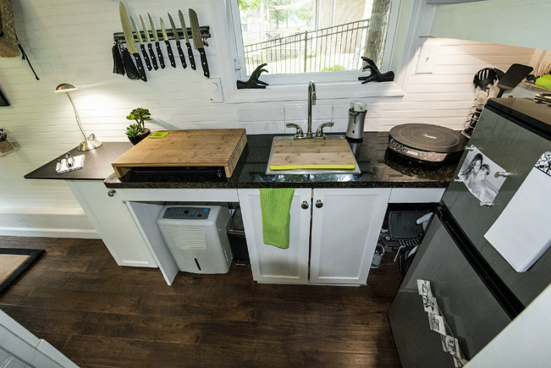 Untuk dapur kecil 3x3 anda, alih-alih memberi tambahan lemari, anda bisa memberikan area atas dapur bebas dari perabotan. Hal ini akan membuat dapur anda tampak lebih luas dan tidak sesak. Atau jika perlu, tambahkan saja rak kayu