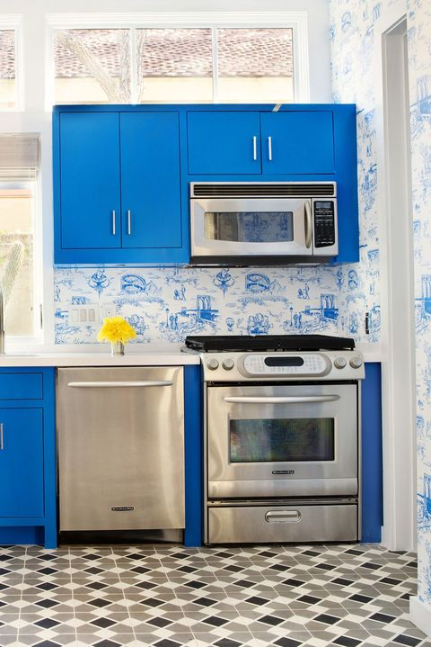 Untuk membuat penampilan dapur lebih hidup, aplikasikan wallpaper dengan corak yang menarik berwarna biru seperti di bawah ini yang sama dengan warna kitchen set. Atau aksen corak juga bisa didapatkan dari keramik lantai dapur
