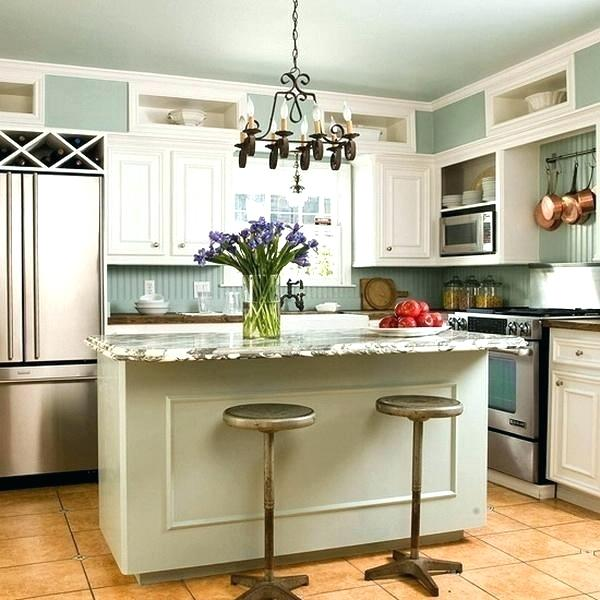 Material batu marmer memang tidak pernah gagal dalam menciptakan kesan elegan dan mewah. Untuk itu, anda dapat memberikan meja dapur di area tengah ruangan dapur dengan countertop yang terbuat dari marmer