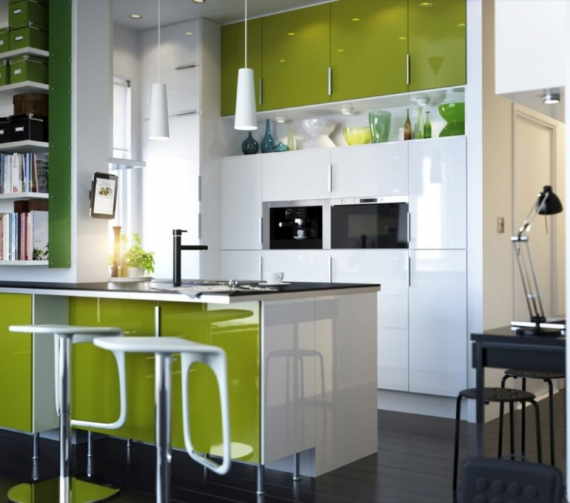 Untuk dapur kecil 3x3 anda dengan desain kontemporer minimalis, kitchen set dengan finishing glossy berwarna putih dan hijau ini dapat dijadikan alternatif agar dapur terlihat sleek dan keren dengan permukaan lemari yang mengkilap
