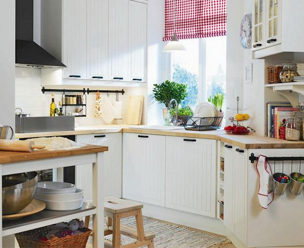 Untuk anda yang mempunyai dapur kecil 3x3, salah satu desain kitchen set yang disarankan adalah yang berwarna putih dengan aksen kayu. Karena dengan warna ini anda bisa dengan mudah mendeteksi adanya kotoran yang menempel