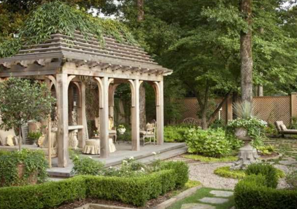 Taman English Garden dengan Gazebo