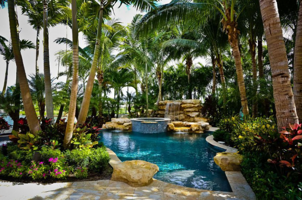 Taman Tropis dengan Kolam Renang