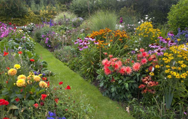 Taman Cottage dengan Bunga-bunga Berwarna Cerah