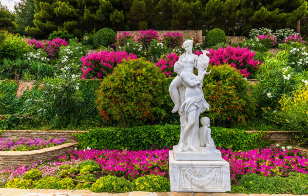 Taman Mediterania dengan Patung Klasik