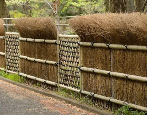 Pagar Bambu dengan Pola Jalinan