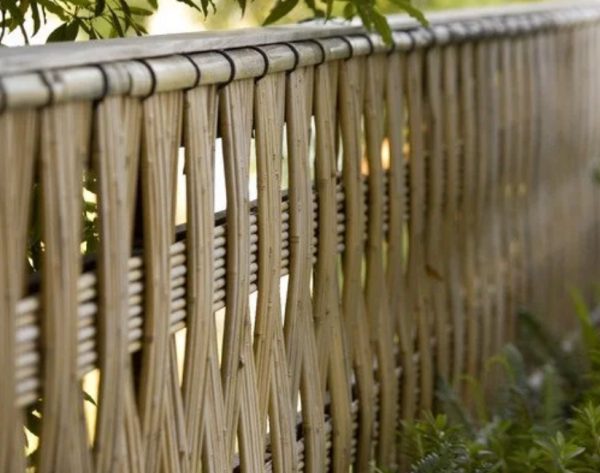 Pagar Bambu dengan Bukaan Geometris