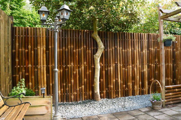 Pagar Bambu Vertikal dengan Jarak Teratur