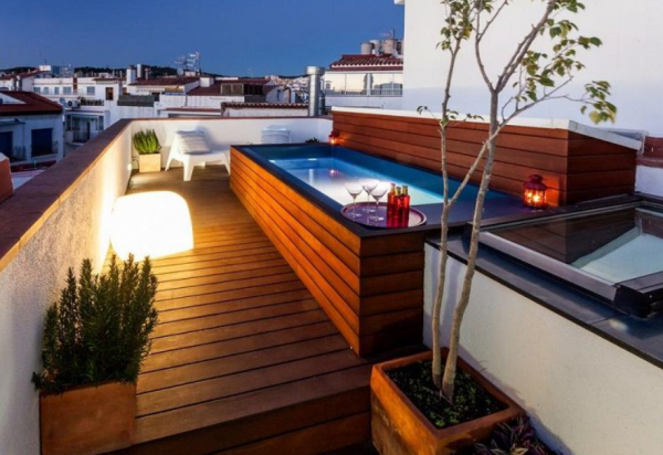 Rooftop dengan Kolam Air Mungil