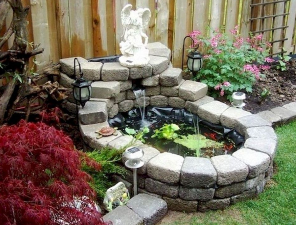 Kolam Ikan Koi dengan Air Terjun Mini