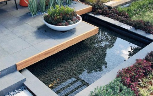 Kolam Ikan Koi di Teras Batu