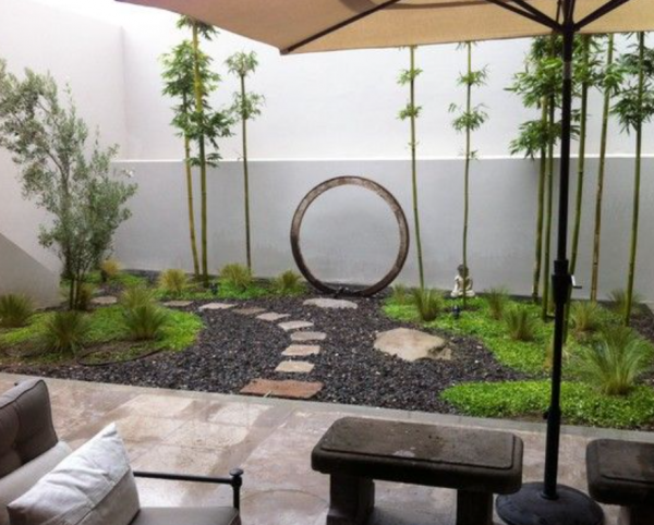 Taman kering dengan elemen bambu