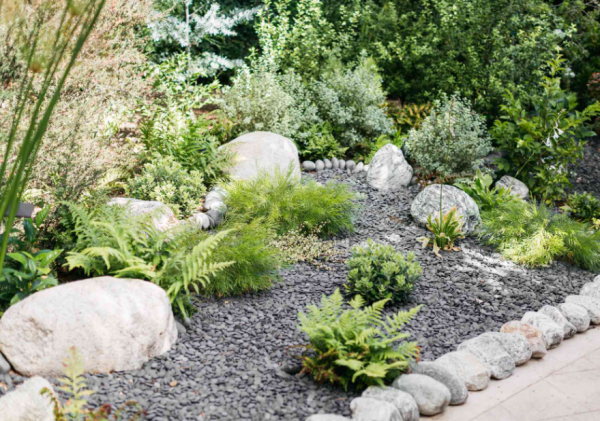 Taman kering dengan tumpukan batu besar