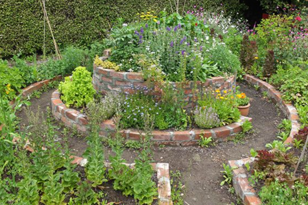 Taman kering dengan taman berbentuk spiral