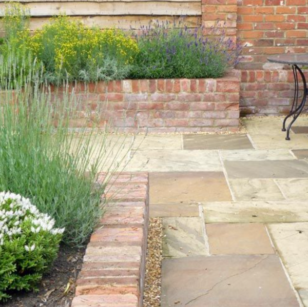 Taman kering dengan dinding batu bata