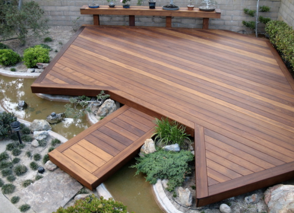 Taman kering dengan potongan-potongan kayu terapung