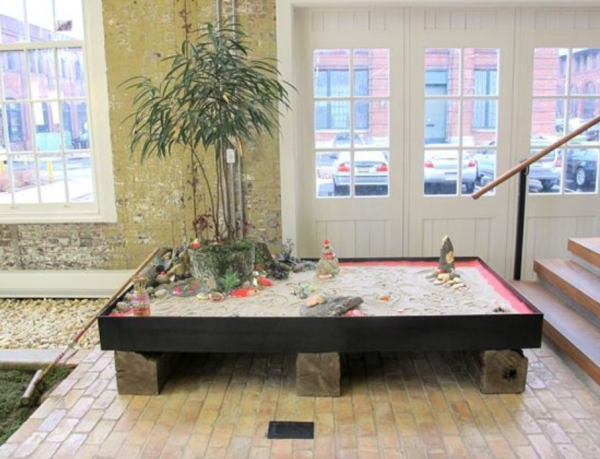 Taman kering dengan pasir dan kerikil