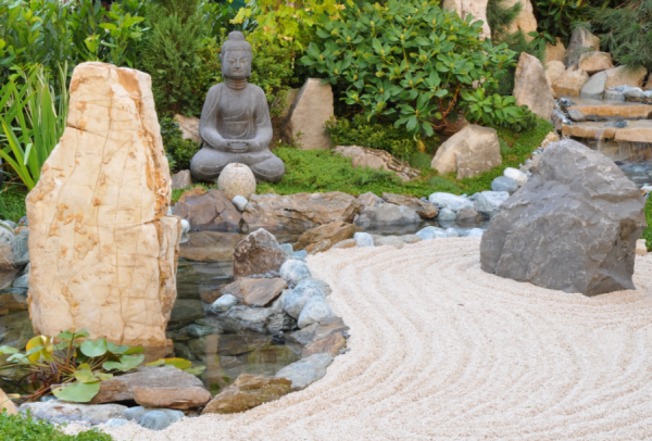 Taman kering dengan patung batu