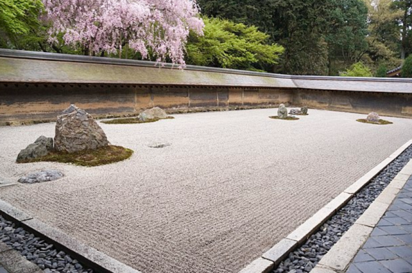 Taman kering dengan paduan warna monokrom