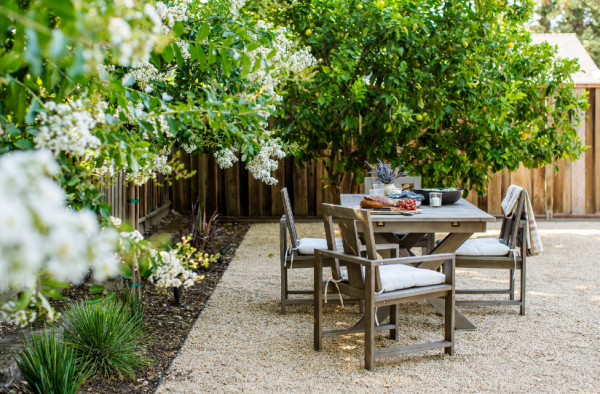 Taman kering dengan kursi dan meja batu