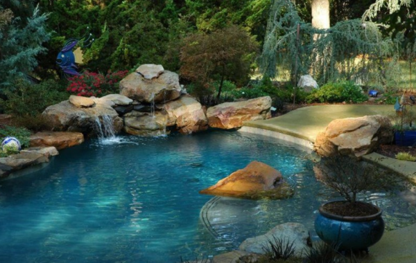 Kolam renang kecil dengan air terjun buatan