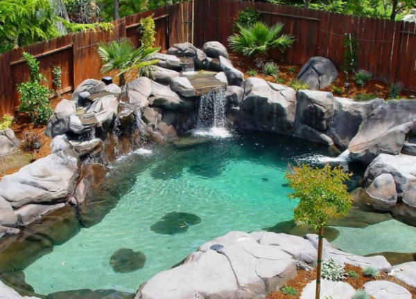 Kolam renang kecil dengan batu alam di sekitarnya