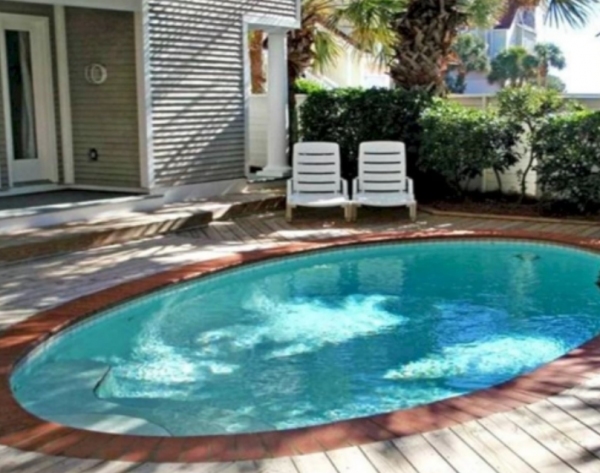 Kolam renang kecil dengan bentuk bulat