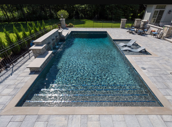 Kolam renang kecil dengan desain minimalis dan garis-garis geometris