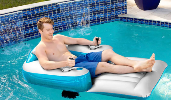 Kolam renang kecil dengan kursi terapung